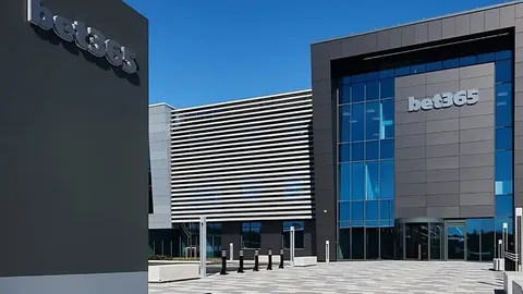 “曼联即将完成奥斯梅恩夏窗引援，加纳乔和霍伊伦不在交易范围内”